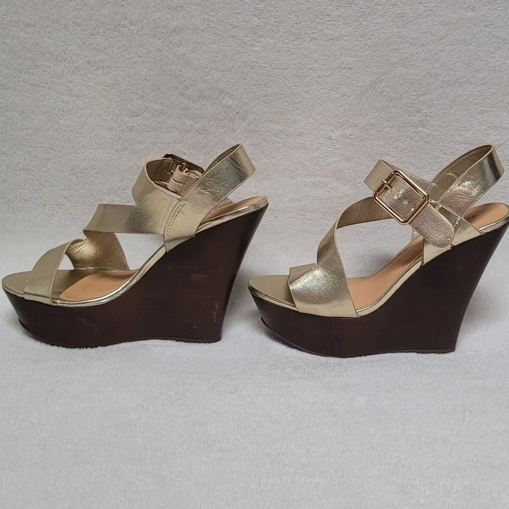 Lulus Dollhouse No Glitz No Glory Gold Wedge Sandals Vegan Leather Peep Toe 8.5